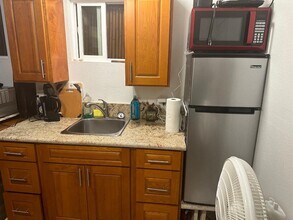 4433 Sierra Dr, Unit yard studio in Honolulu, HI - Building Photo - Building Photo