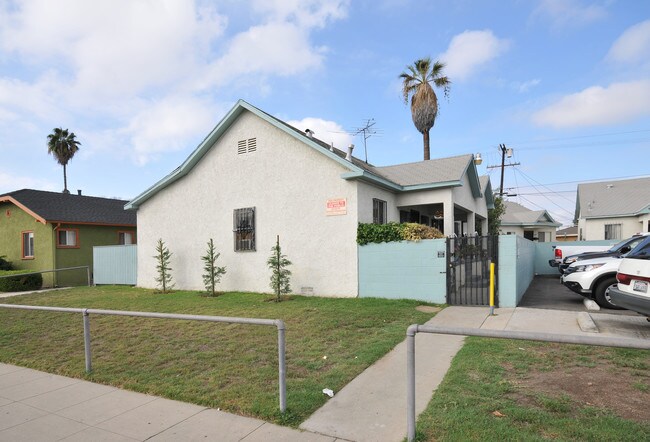 3965 S Harvard Blvd in Los Angeles, CA - Foto de edificio - Building Photo