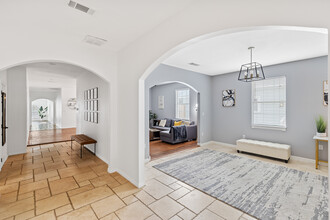 810 Turner Ave in Dallas, TX - Foto de edificio - Building Photo