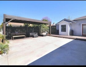 16043 San Fernando Mission Blvd in Granada Hills, CA - Building Photo - Building Photo