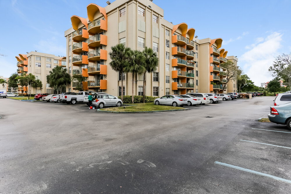 9360 Fontainebleau Blvd in Miami, FL - Building Photo