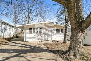 10819 Kingbee Pl in St. Ann, MO - Building Photo
