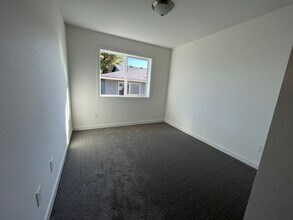 1542 E 3rd St, Unit Unit B in Newberg, OR - Building Photo - Building Photo