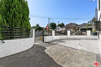 10939 Christine Way in Los Angeles, CA - Building Photo - Building Photo