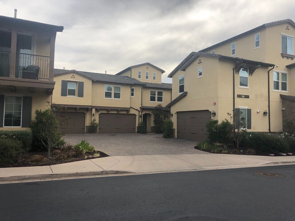 16353 Veridian Cir in San Diego, CA - Building Photo