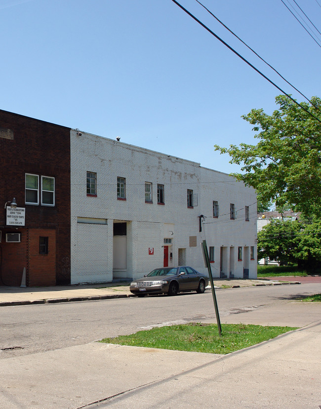 1244 Moore St in Akron, OH - Foto de edificio - Building Photo