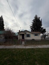 2002 Wantland Ave in Klamath Falls, OR - Building Photo - Building Photo