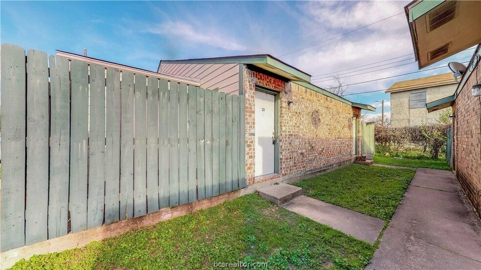 725 Peppertree Dr, Unit 23 in Bryan, TX - Building Photo