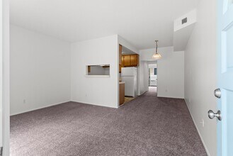 3485 Linden Ave in Long Beach, CA - Building Photo - Interior Photo