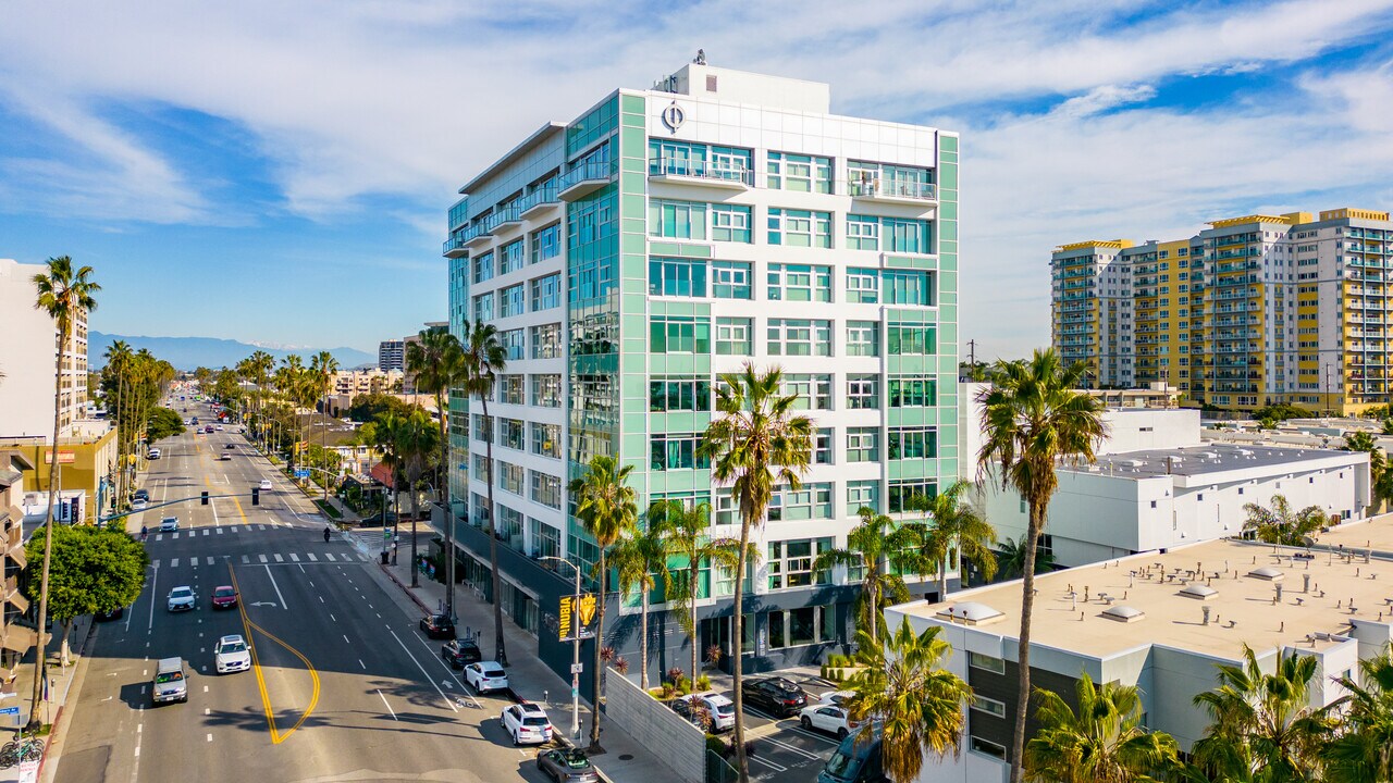 Latitude 33 in Marina Del Rey, CA - Foto de edificio