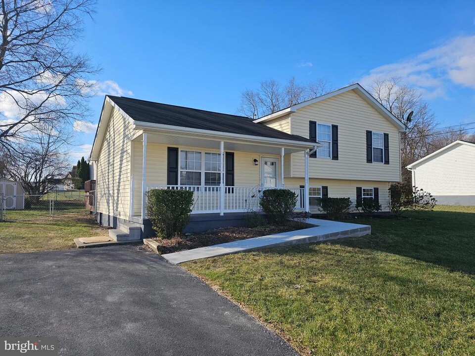 227 Corvette Dr in Martinsburg, WV - Building Photo