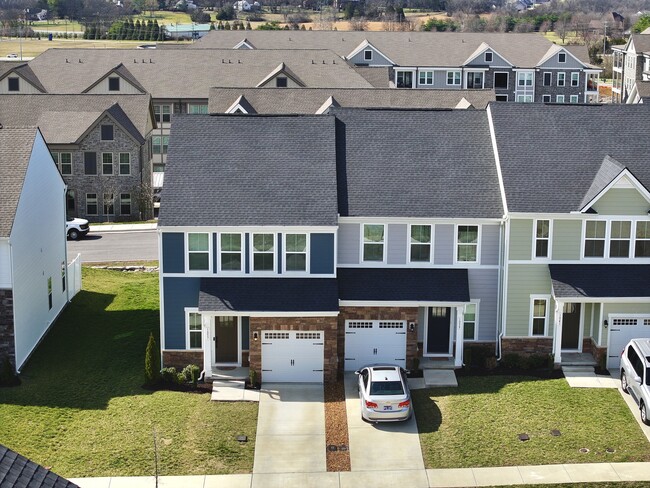 1037 Clendening Dr in Gallatin, TN - Building Photo - Building Photo