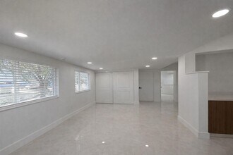 916 NE 2nd St in Hallandale Beach, FL - Foto de edificio - Building Photo