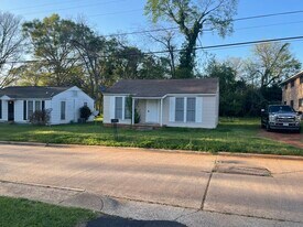 208 Muller St in Nacogdoches, TX - Building Photo