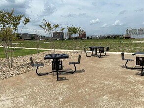 2721 Vista Park Ln in Lewisville, TX - Foto de edificio - Building Photo