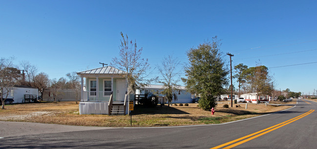 Isle of Pines Mobile Home Park in Gautier, MS - Building Photo - Building Photo