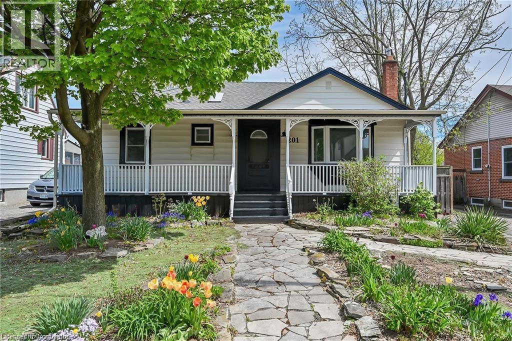 201 Stewartdale Ave in Hamilton, ON - Building Photo