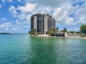 801 N Venetian Dr in Miami Beach, FL - Building Photo