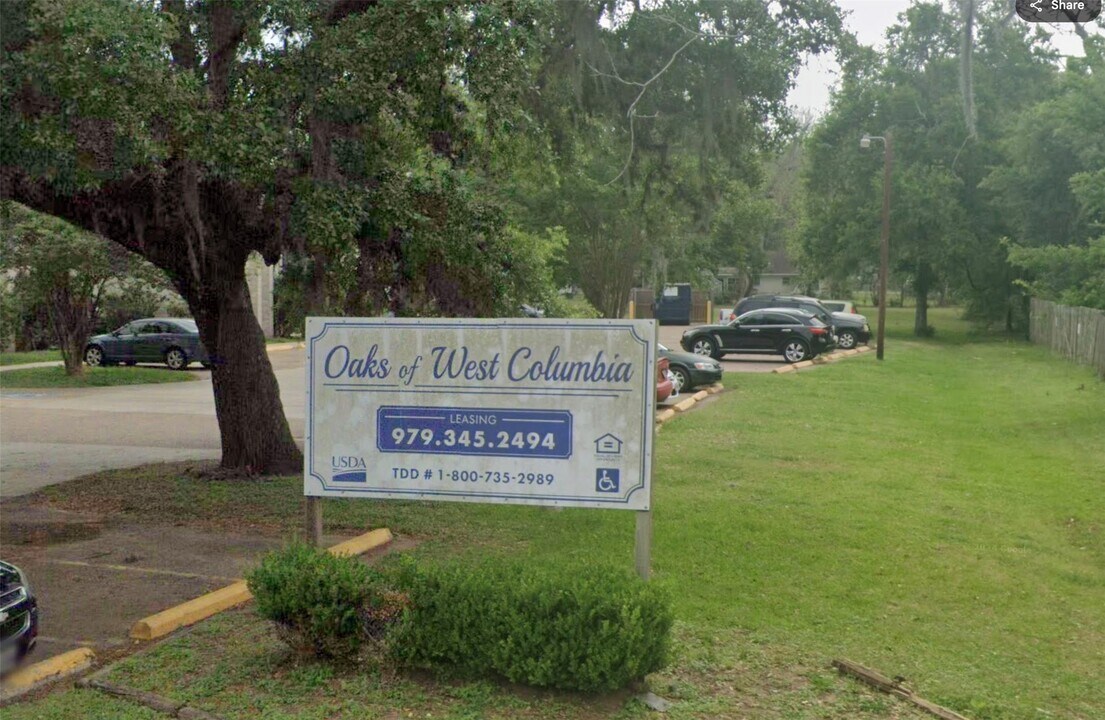 225 S 13th St in West Columbia, TX - Building Photo