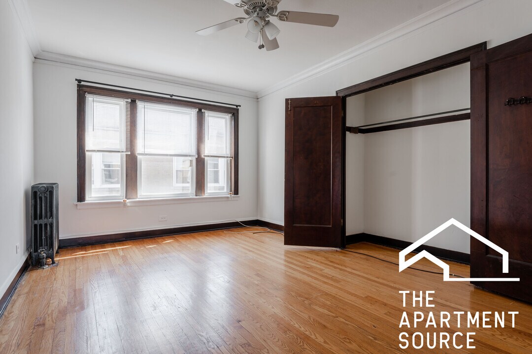 2563 W Montrose Ave in Chicago, IL - Building Photo