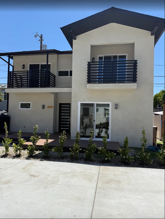 2344 Gatewood St in Los Angeles, CA - Building Photo - Building Photo