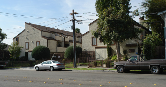 393 Wilson Ave in Pasadena, CA - Foto de edificio - Building Photo