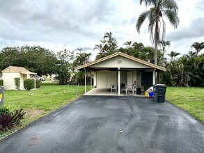4743 Purdy Ln in West Palm Beach, FL - Foto de edificio - Building Photo