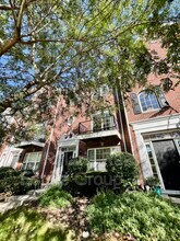 11715 Anton Dr, Unit PH207 in Zionsville, IN - Foto de edificio - Building Photo