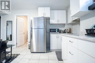 35 Roberta Dr in Toronto, ON - Building Photo - Building Photo