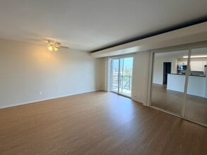 75 S Reynolds St, Unit 418 in Alexandria, VA - Building Photo - Building Photo