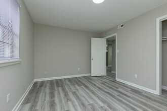 Pine Lake Village in Spartanburg, SC - Building Photo - Interior Photo