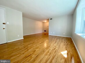 824 S Arlington Mill Dr, Unit 202 in Arlington, VA - Building Photo - Building Photo