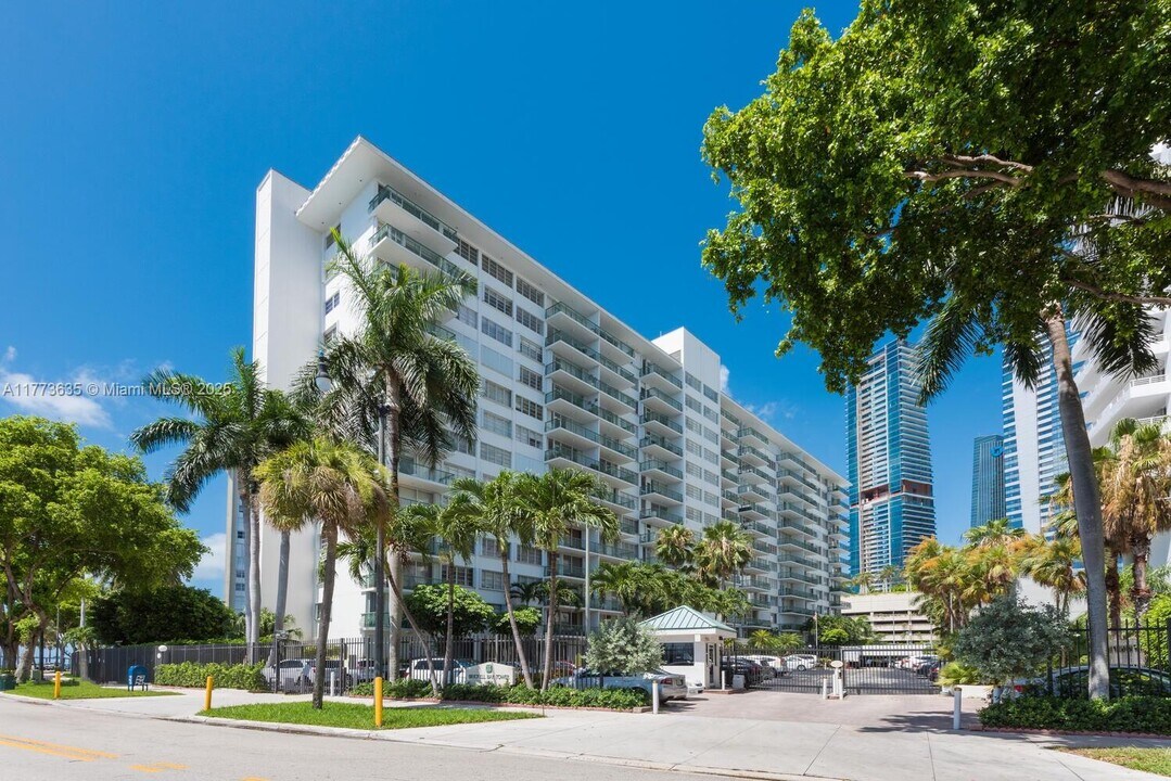 1408 Brickell Bay Dr, Unit 1116 in Miami, FL - Foto de edificio