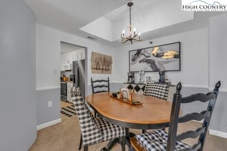 303 Sugar Top Dr in Sugar Mountain, NC - Foto de edificio - Building Photo