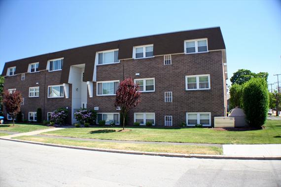 Maple Court Apartments in Pawtucket, RI - Building Photo