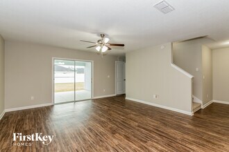 9836 Marine Ct in Jacksonville, FL - Foto de edificio - Building Photo