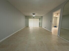 228 Lake Dora Dr in West Palm Beach, FL - Building Photo