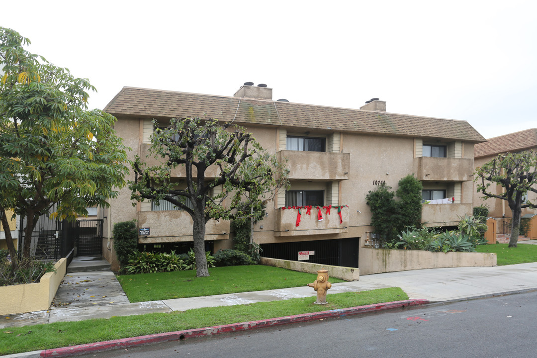 Lawler Street in Los Angeles, CA - Foto de edificio