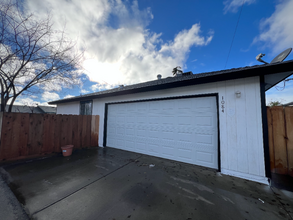 1084 S Klein Ave in Reedley, CA - Building Photo - Building Photo