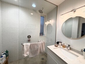 2121 N Albany Ave, Unit G in Chicago, IL - Building Photo - Building Photo