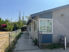 2205 Wilshire Alley in Bakersfield, CA - Building Photo