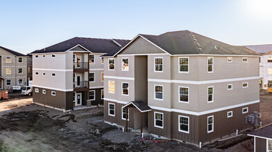 Dry Canyon in Redmond, OR - Foto de edificio - Building Photo