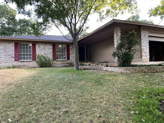 11500 February Drive in Austin, TX - Foto de edificio - Building Photo