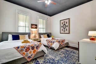 319 E Courtland Pl in San Antonio, TX - Building Photo