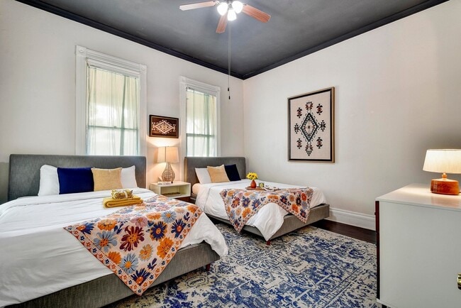 property at 319 E Courtland Pl