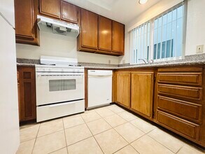 908 Pacific Ave in Venice, CA - Foto de edificio - Building Photo