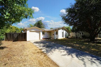 225 Linda Ct in Schertz, TX - Building Photo - Building Photo