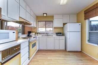 569 Keolu Dr in Kailua, HI - Building Photo - Building Photo