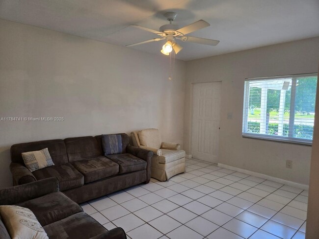 1152 Bayview Dr in Fort Lauderdale, FL - Building Photo - Building Photo