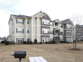 Stone Gate Apartments in Spring Lake, NC - Foto de edificio - Building Photo